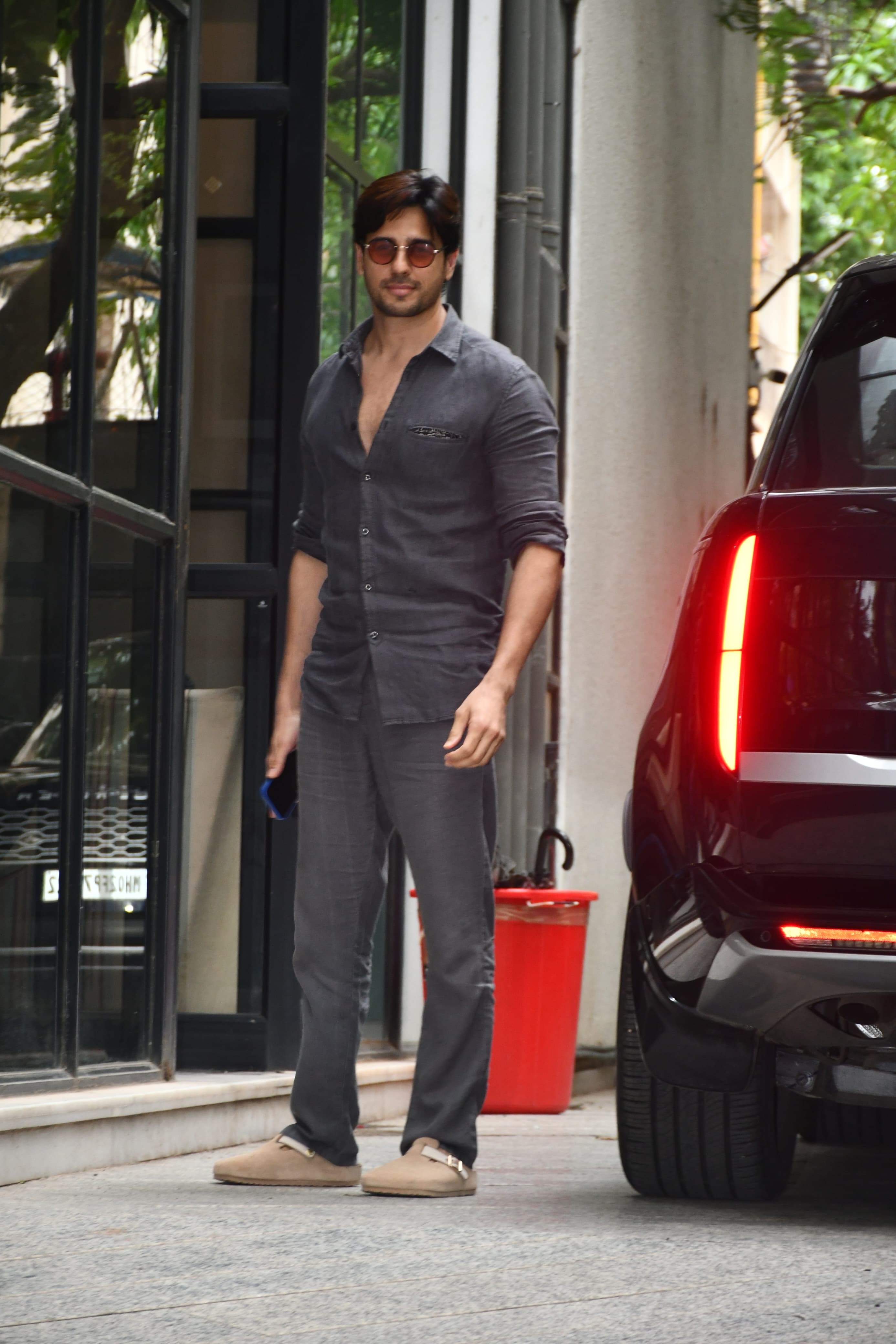 Soon-to-be-dad Sidharth Malhotra was papped visiting Maddock Film's office in the city today. He looked casual and cool.